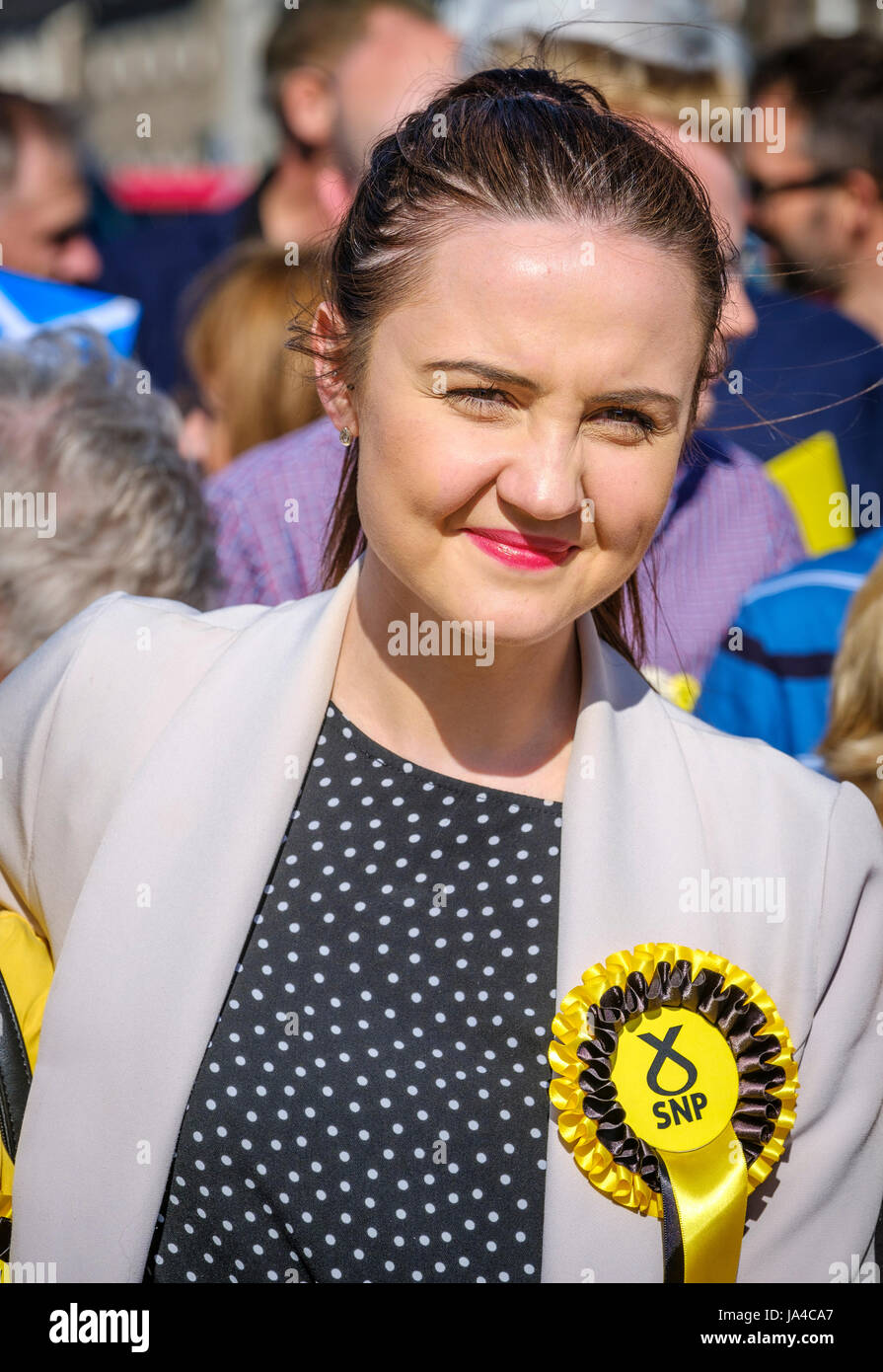 SNP Kandidat Mairi McCallan auf Wahlkampftour in Biggar, South Lanarkshire. Stockfoto