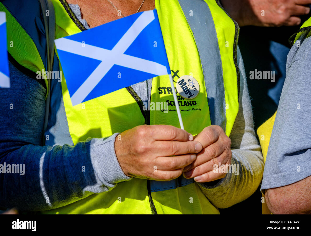 Ein Anhänger der SNP Kandidat Mairi McCallan auf Wahlkampftour in Biggar, South Lanarkshire. Stockfoto