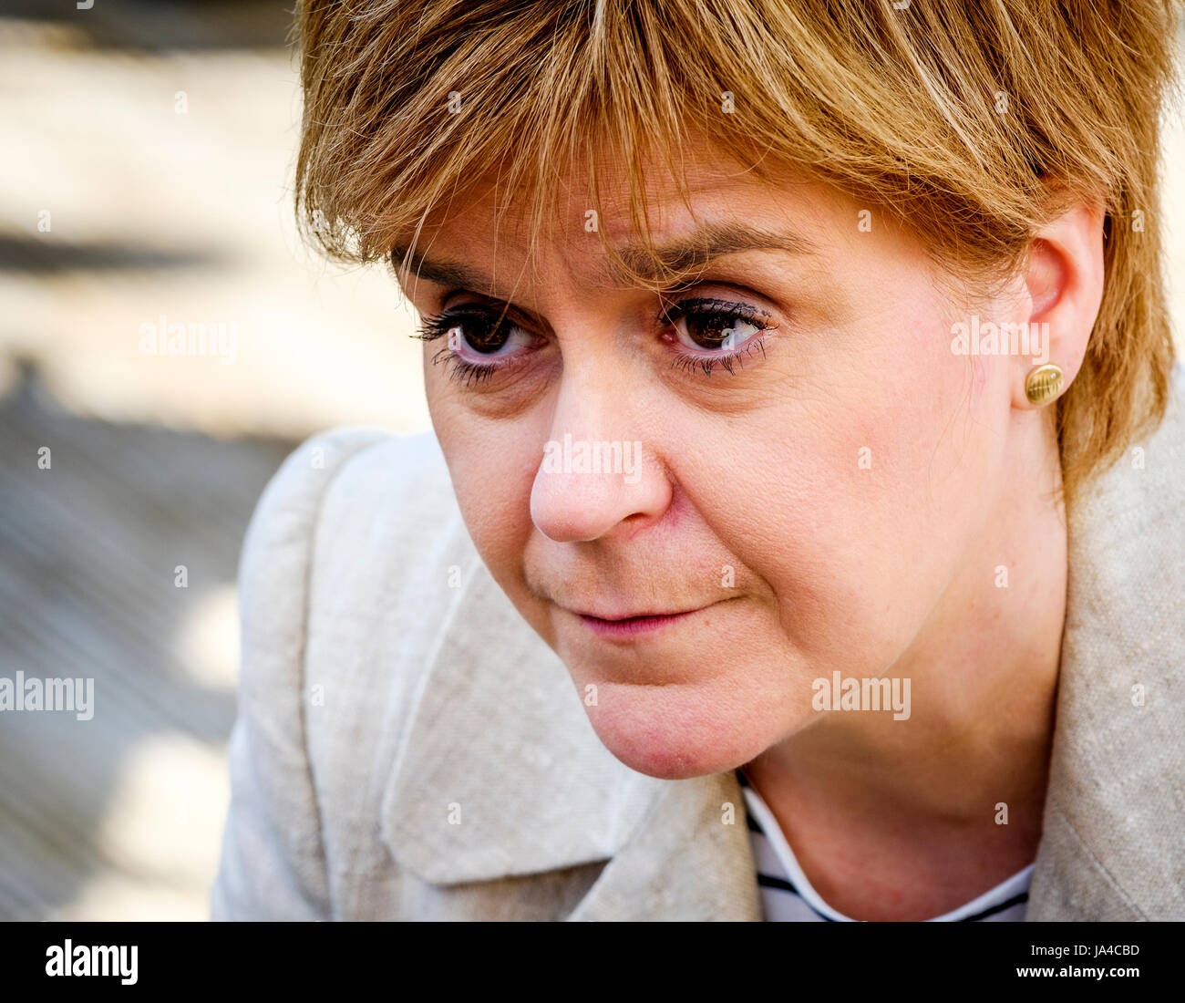 Porträt von Nicola Sturgeon, erster Minister Schottlands verbindet SNP Kandidat Mairi McCallan auf Wahlkampftour in Biggar, South Lanarkshire. Stockfoto