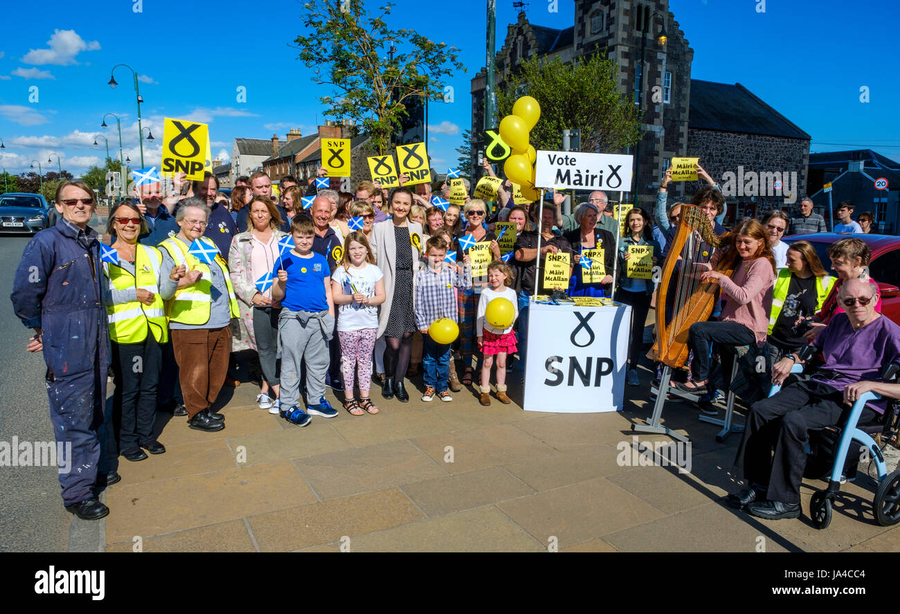 SNP Kandidat Mairi McCallan auf Wahlkampftour in Biggar, South Lanarkshire mit einer Gruppe von Anhängern Stockfoto