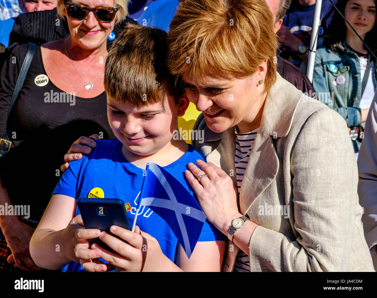 Nicola Sturgeon, Schottlands erster Minister Verknüpfungen SNP Kandidat Mairi McCallan auf Wahlkampftour in Biggar, South Lanarkshire. Stockfoto