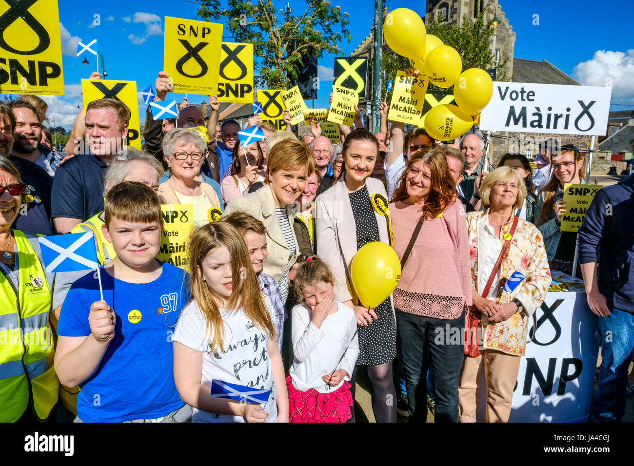 Nicola Sturgeon, Schottlands erster Minister Verknüpfungen SNP Kandidat Mairi McCallan auf Wahlkampftour in Biggar, South Lanarkshire. Stockfoto