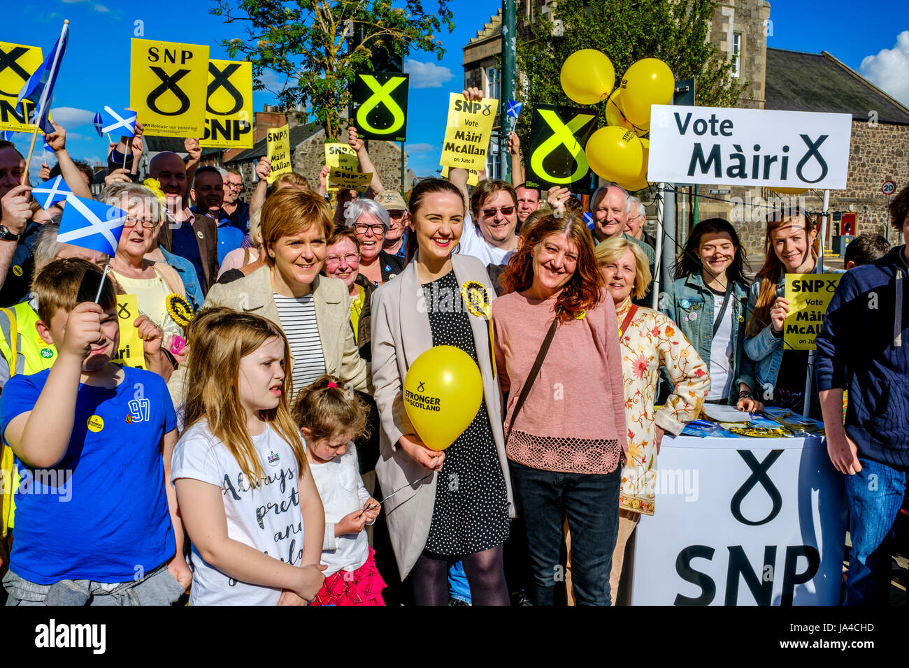 Nicola Sturgeon, Schottlands erster Minister Verknüpfungen SNP Kandidat Mairi McCallan auf Wahlkampftour in Biggar, South Lanarkshire. Stockfoto