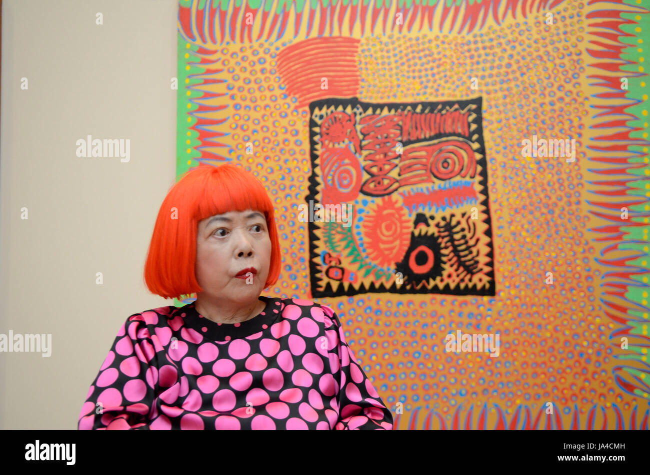 YAYOI KUSAMA - fotografiert vor Ausstellung no.137 - Raumfahrt auf der Messe Ewigkeit der ewigen Ewigkeit in ihrer Heimatstadt am Matsumoto City Museum of Art in der Präfektur Nagano Matsumoto Japan - 28. Juli 2012 statt.  Bildnachweis: George Kinn/IconicPix Stockfoto