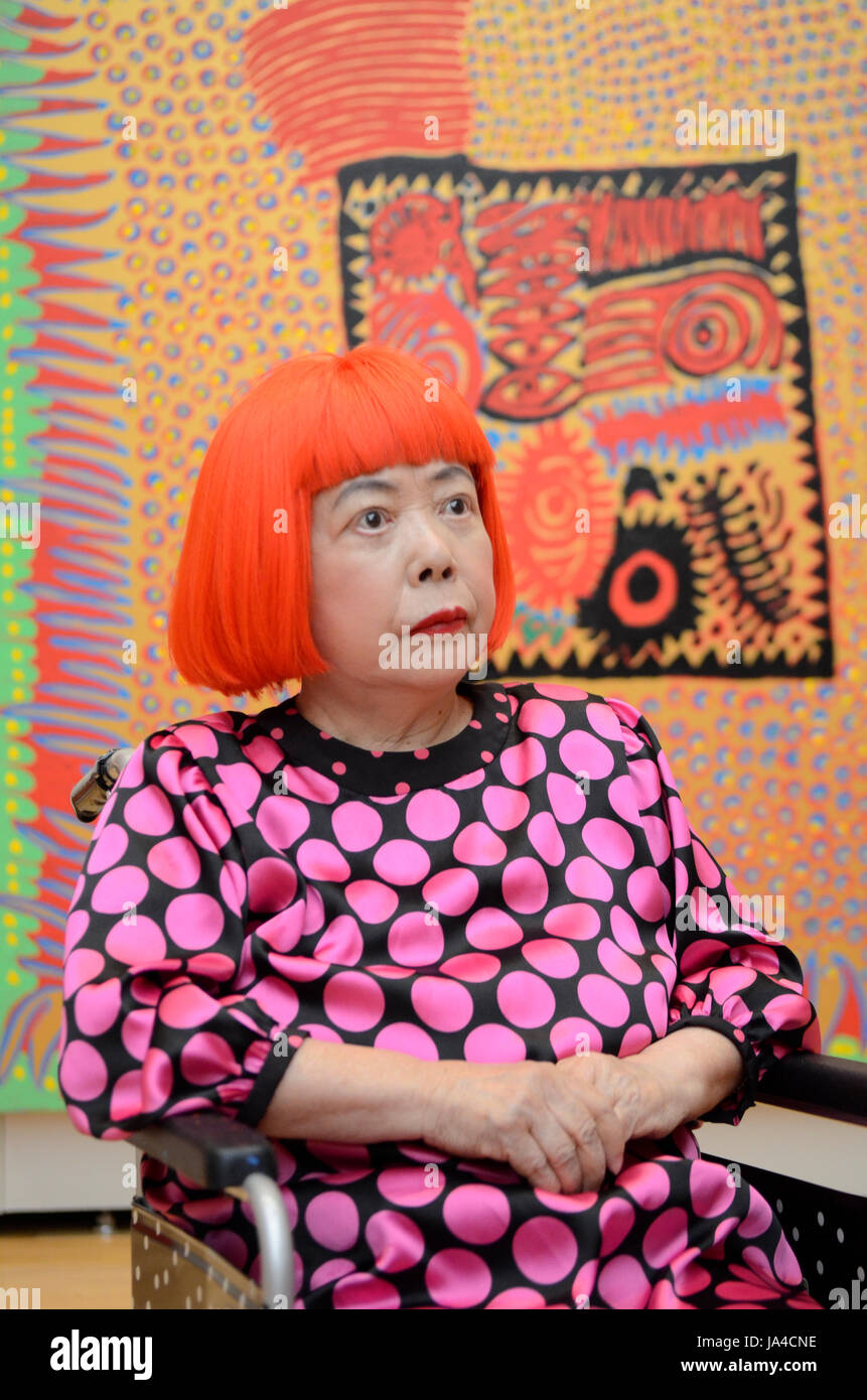 YAYOI KUSAMA - fotografiert vor Ausstellung no.137 - Raumfahrt auf der Messe Ewigkeit der ewigen Ewigkeit in ihrer Heimatstadt am Matsumoto City Museum of Art in der Präfektur Nagano Matsumoto Japan - 28. Juli 2012 statt.  Bildnachweis: George Kinn/IconicPix Stockfoto