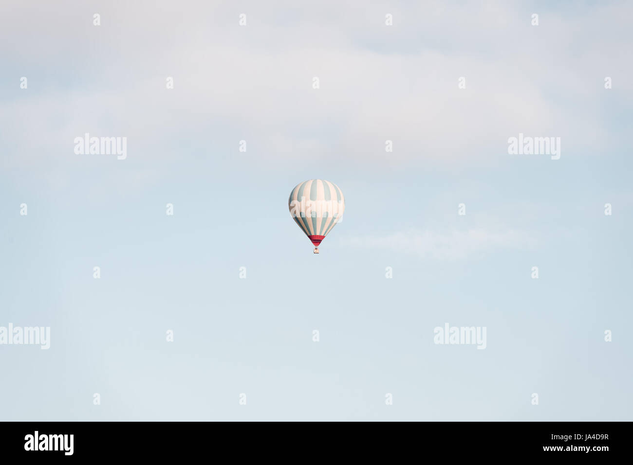 Allein Ballon in den Himmel. Minimalistische Szene. Gelegenen Ort: Kappadokien, Türkei Stockfoto