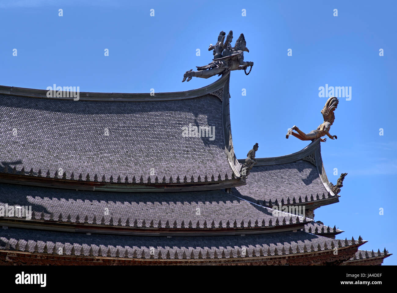 Heiligtum der Wahrheit Pattaya. Kunstvolle und kunstvolle Holzschnitzereien im hinduistischen buddhistischen Tempel Pattaya Thailand Südostasien Stockfoto