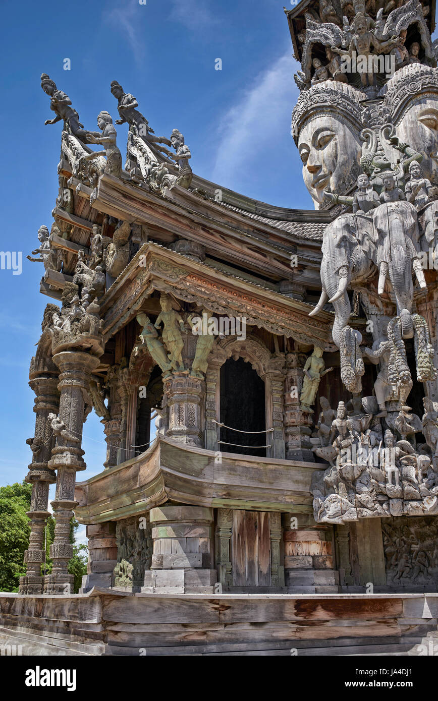 Heiligtum der Wahrheit Pattaya. Kunstvolle und kunstvolle Holzschnitzereien im hinduistischen buddhistischen Tempel Pattaya Thailand Südostasien Stockfoto