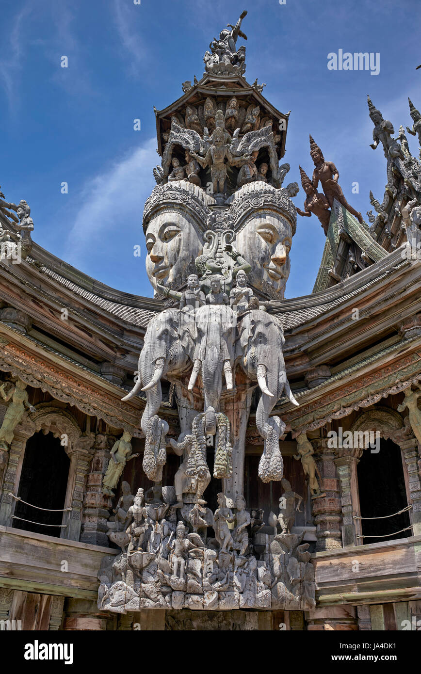 Heiligtum der Wahrheit Pattaya. Kunstvolle und kunstvolle Holzschnitzereien im hinduistischen buddhistischen Tempel Pattaya Thailand Südostasien Stockfoto