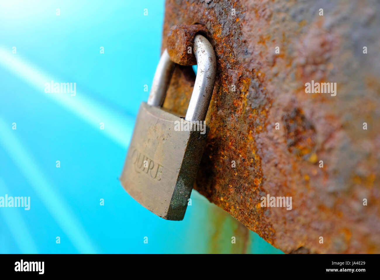 Messing geschlossenen Vorhängeschloss auf Beach Hut Stockfoto