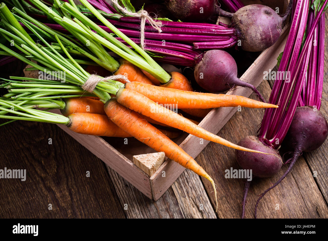 Bio-Bauernhof. Frisches Gemüse in Kiste, rote Beete und Karotten auf rustikalen hölzernen Hintergrund Stockfoto