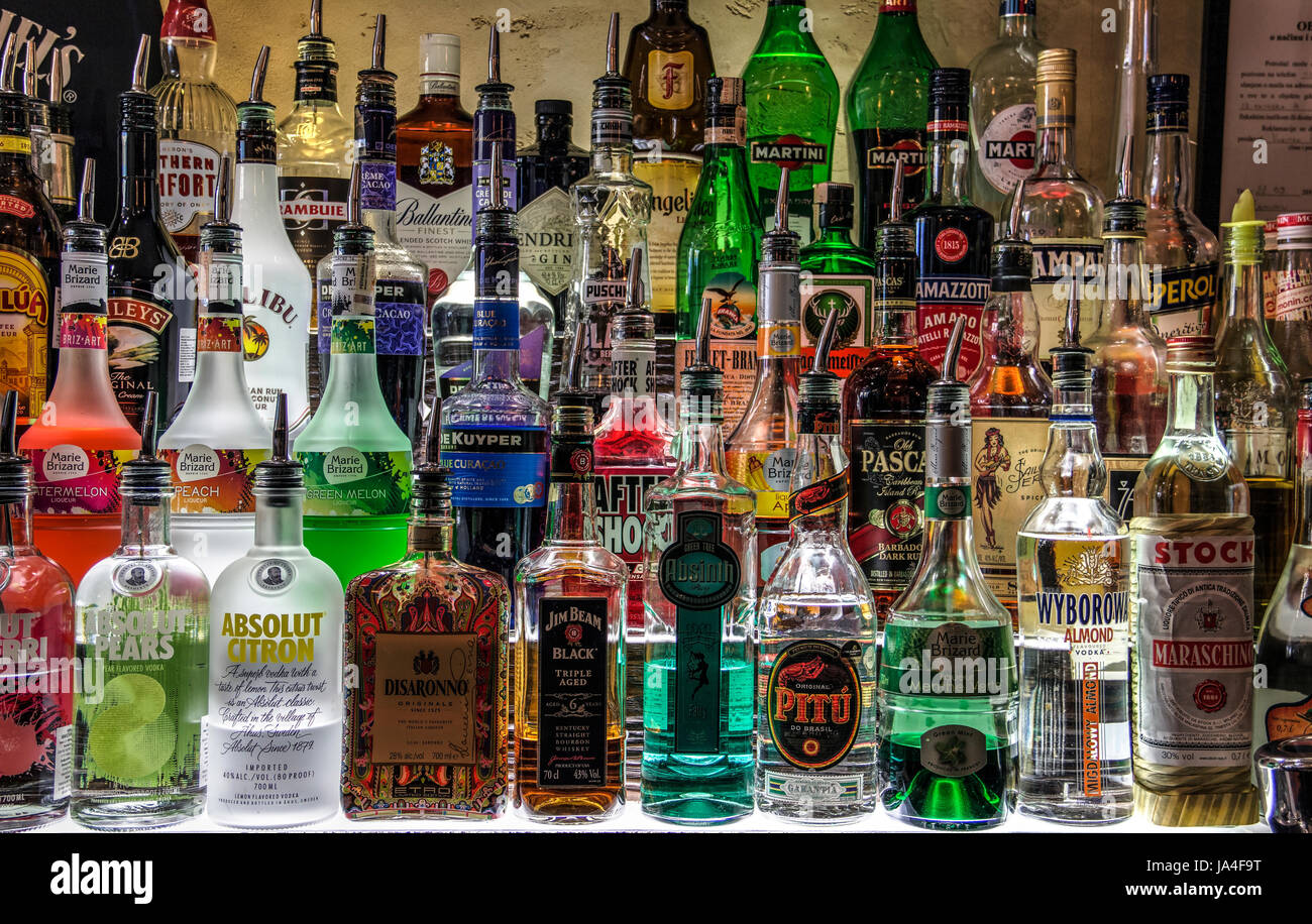 Flaschen Alkohol Stockfotografie - Alamy