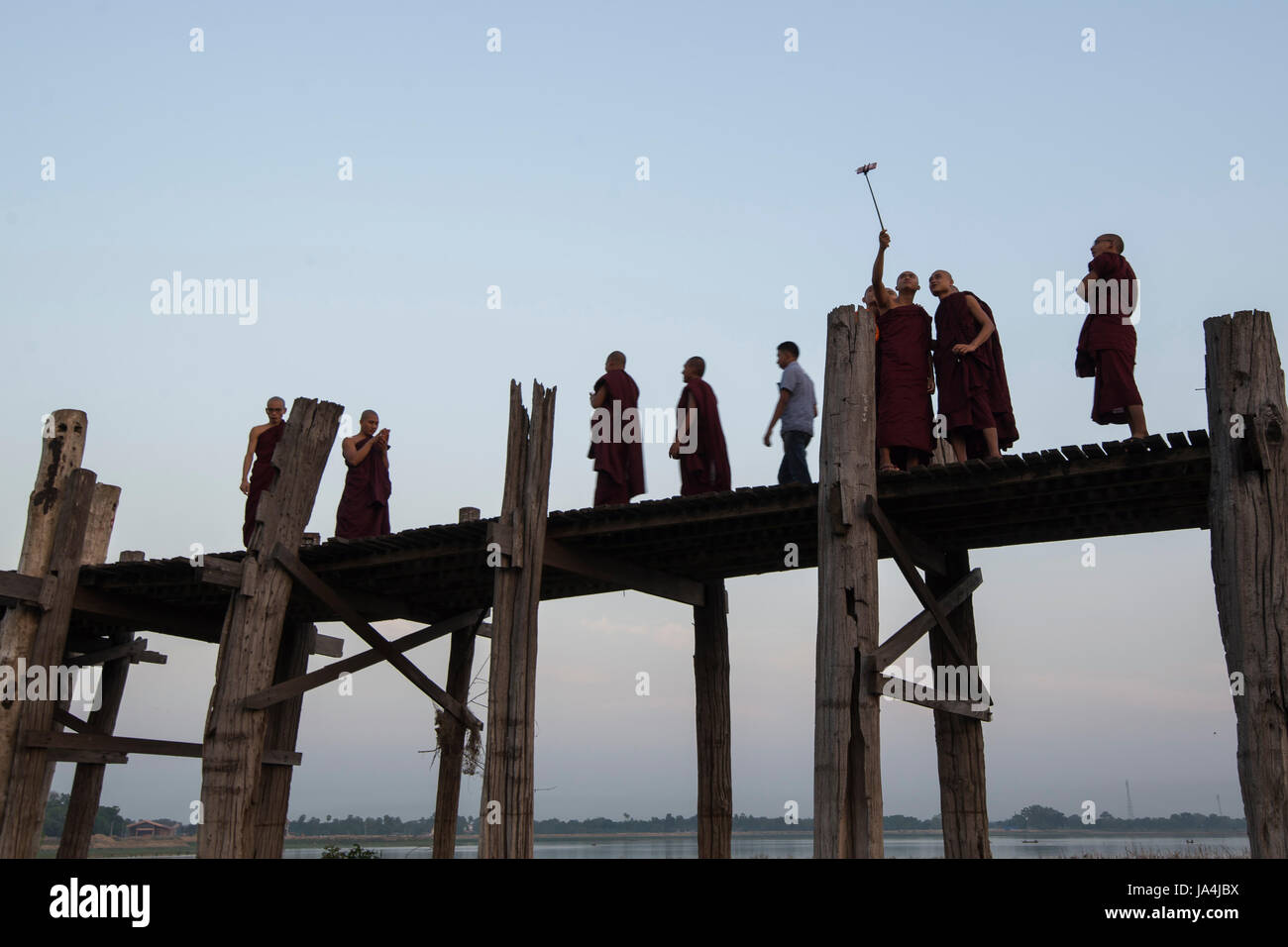 Mönche, die Spaß am U-Bein Brücke, Mandalay, Myanmar Stockfoto
