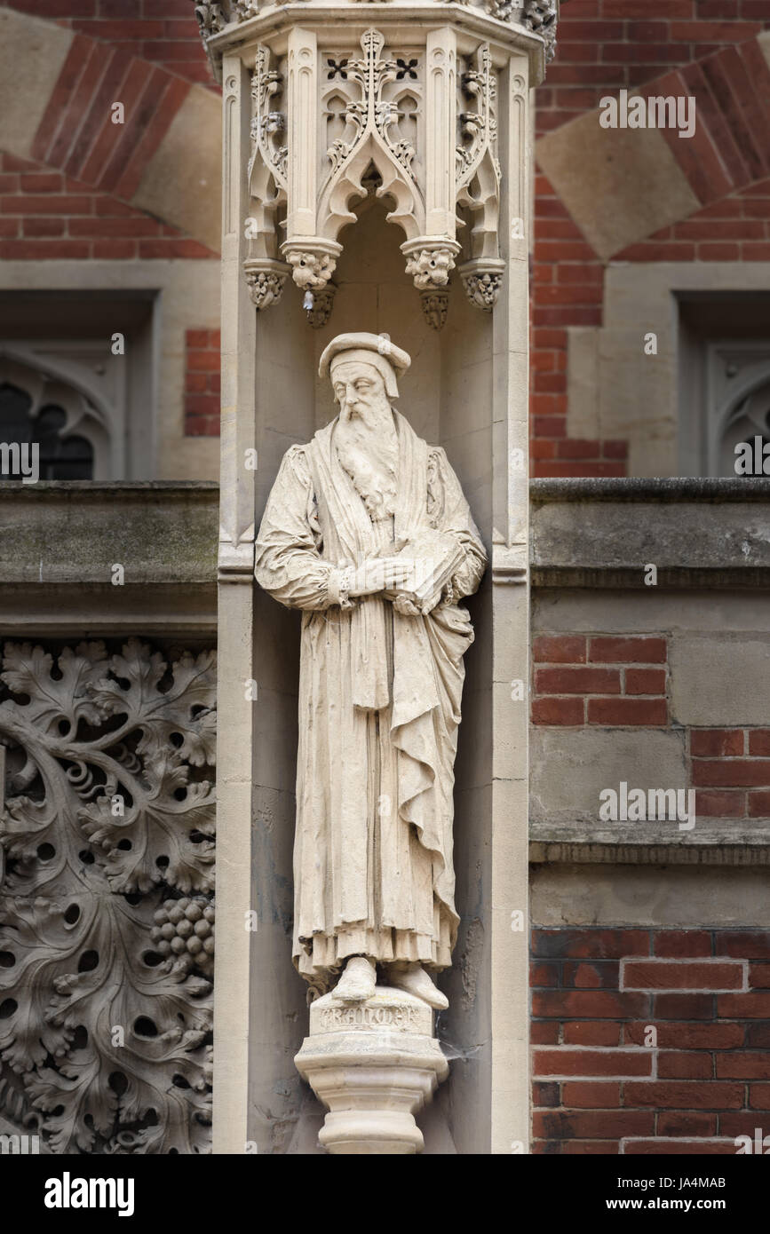 Statue von Thomas Cranmer (1489-1556), englischer Gelehrter, Theologe, Bischof und Reformer an der Außenwand der alten Divinity School, St. Johns coll Stockfoto