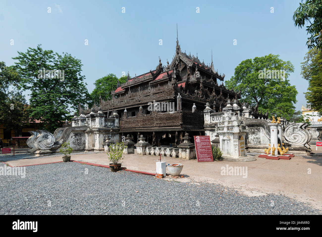 Shwenandaw Kloster ist das einzige originale Gebäude aus Mandalay Palast, der die Bombe während des zweiten Weltkriegs in Mandalay, Myanmar überlebte Stockfoto