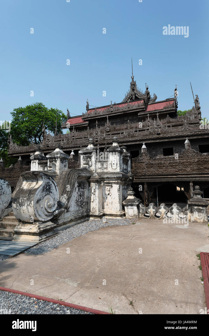 Shwenandaw Kloster ist das einzige originale Gebäude aus Mandalay Palast, der die Bombe während des zweiten Weltkriegs in Mandalay, Myanmar überlebte Stockfoto