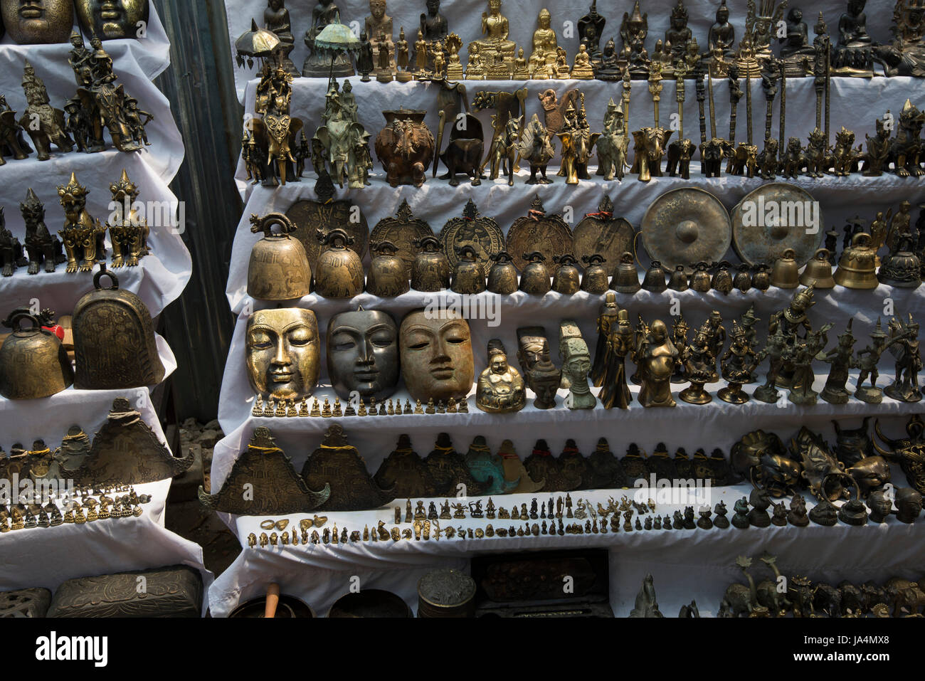 Antike Brasswares auf Straßen in Myanmar verkauft als Souvenir an Touristen. Stockfoto