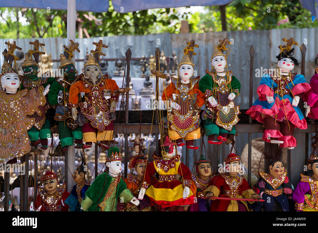 Burmesische Marionetten sind auf Straßen für Souvenirs in Myanmar verkauft. Stockfoto