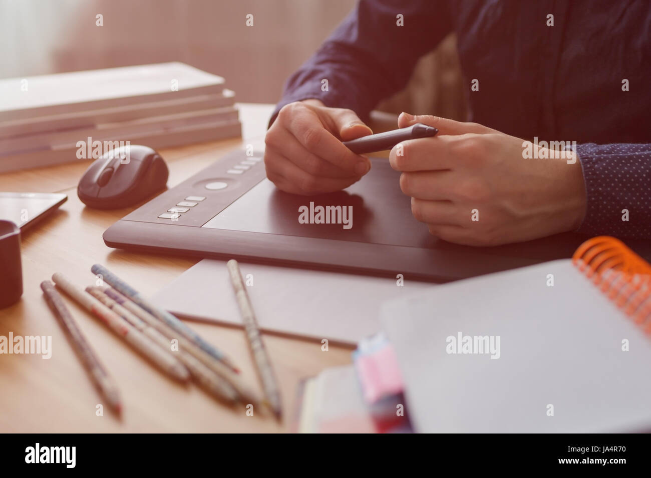 Arbeitsplatz des Designers. Illustrator zeichnet eine Skizze Stockfoto