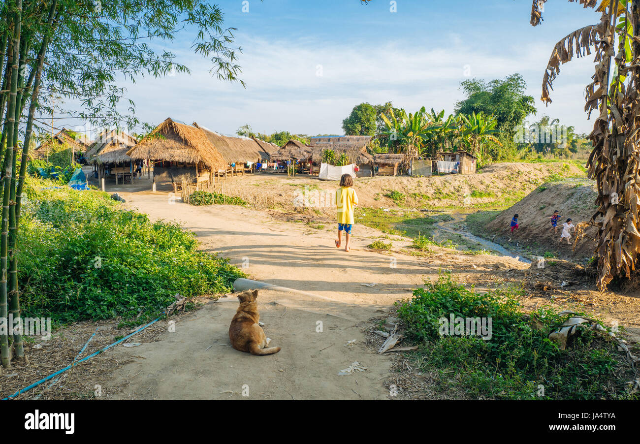 Hill Tribe Dorf zwischen Chiang Rai und Chiang Mai. Karen ist eine von mehreren ethnischen Bergvölker im Norden Thailands Stockfoto