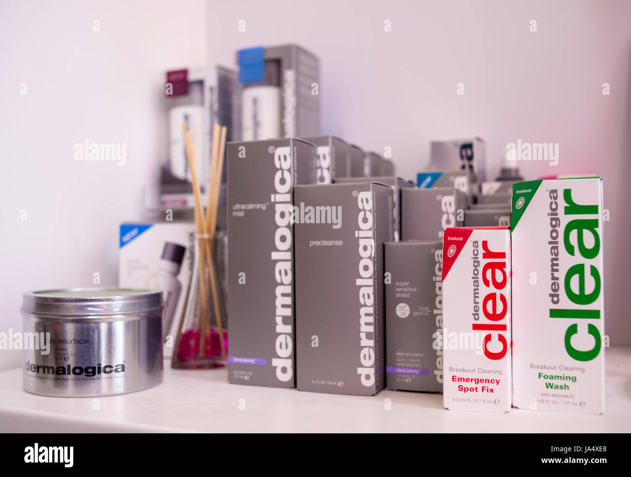 Dermatologische Produkte auf einem Regal in einem Schönheitssalon. Stockfoto