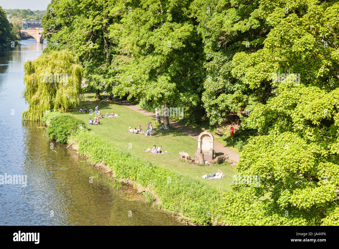 25. Mai 2017: Durham City, County Durham, England, UK - Menschen entspannen auf dem Rasen am Ufer des Flusses Wear. Stockfoto