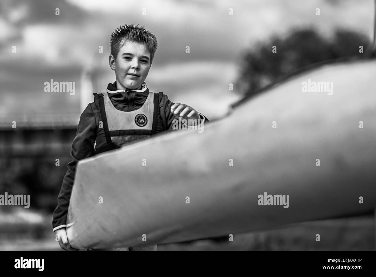 Ein Junge in einem Folge-Club in Polen. Harte Arbeit in einem Sport-Formular im Rudern und Kanufahren. Sportliche Teenager. Stockfoto