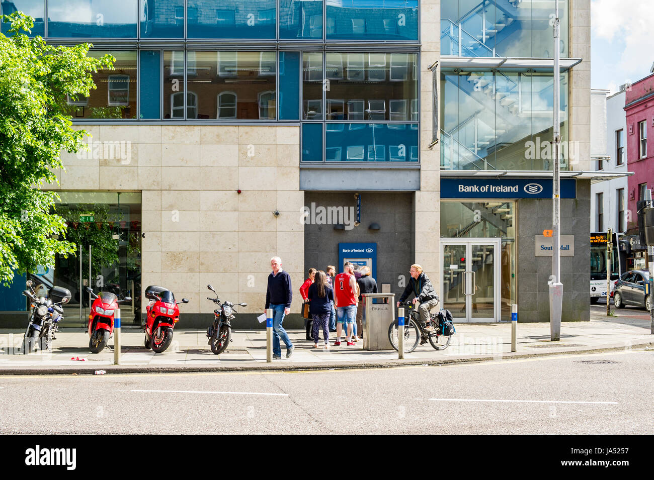 Menschen, die Warteschlangen an eine Bank von Irland ATM auf South Mall, Cork, Irland. Stockfoto