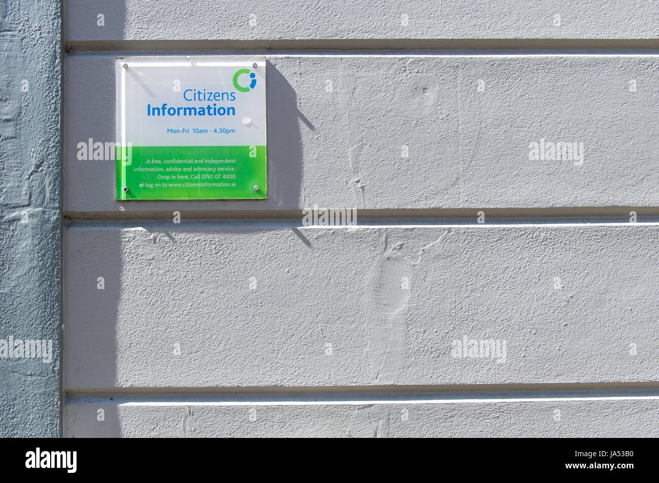 Bürgerinnen und Bürger Informationen Zeichen Plakette an einem grauen strukturierten Wand mit textfreiraum in Cork, Irland. Stockfoto