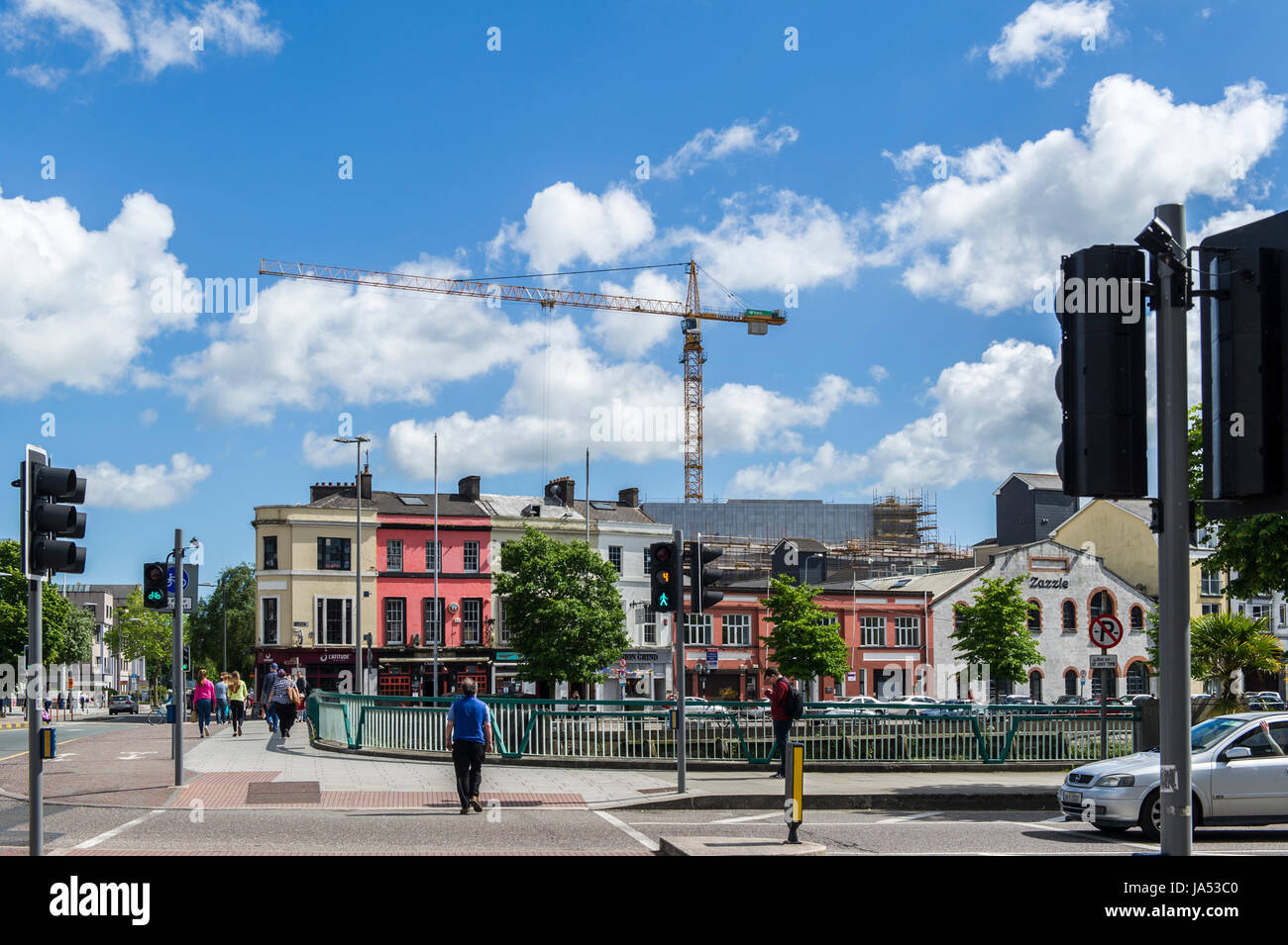 Enorme Kran dominiert die Skyline von Cork, Cork, Irland mit Textfreiraum. Stockfoto