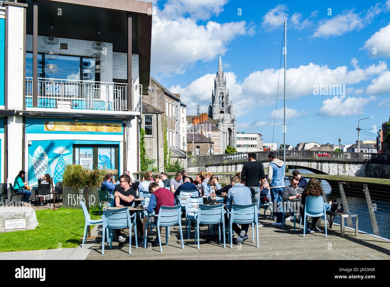 Menschen Sie trinken, Essen Sie und genießen Sie die Sonne in der elektrischen Bar, South Mall Street, Cork, Irland mit Textfreiraum. Stockfoto