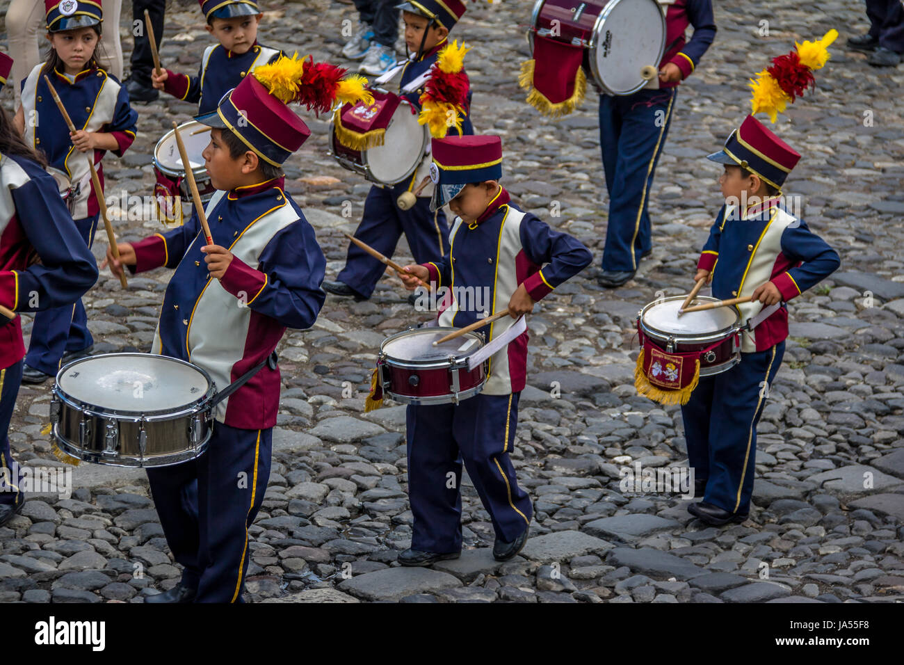 Gruppe von Kleinkindern Marching Band in Uniformen - Antigua, Guatemala Stockfoto