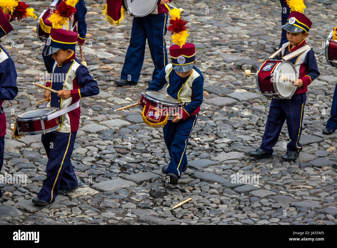 ANTIGUA, GUATEMALA - Sep 4, 2016: Gruppe von kleinen Kinder Marching Band in Uniformen - Antigua, Guatemala Stockfoto