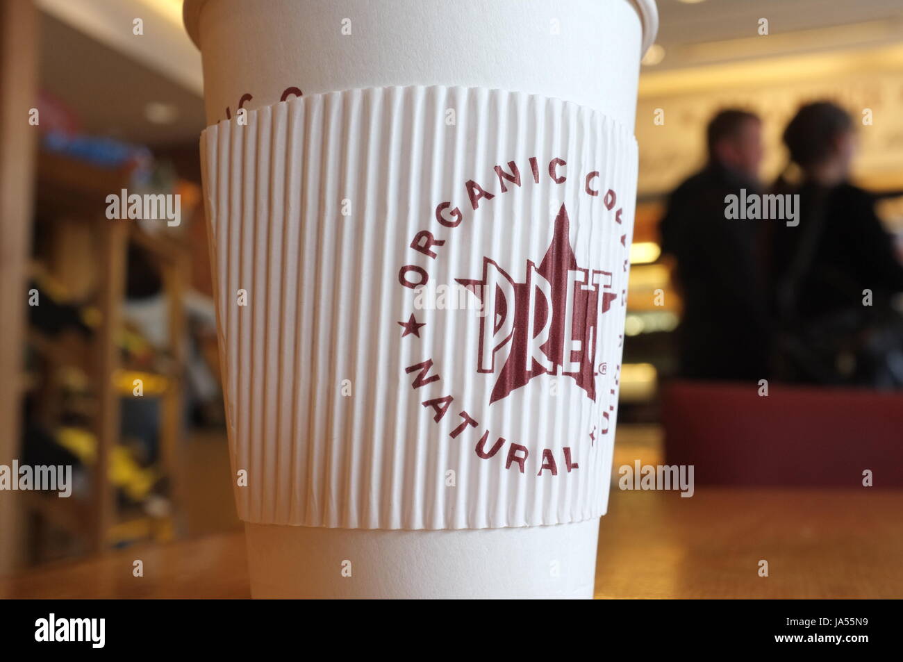 Ein Pret eine Krippe Kaffeetasse auf dem Tisch in Notting Hill, London, England, Vereinigtes Königreich. Mai 2017. Stockfoto