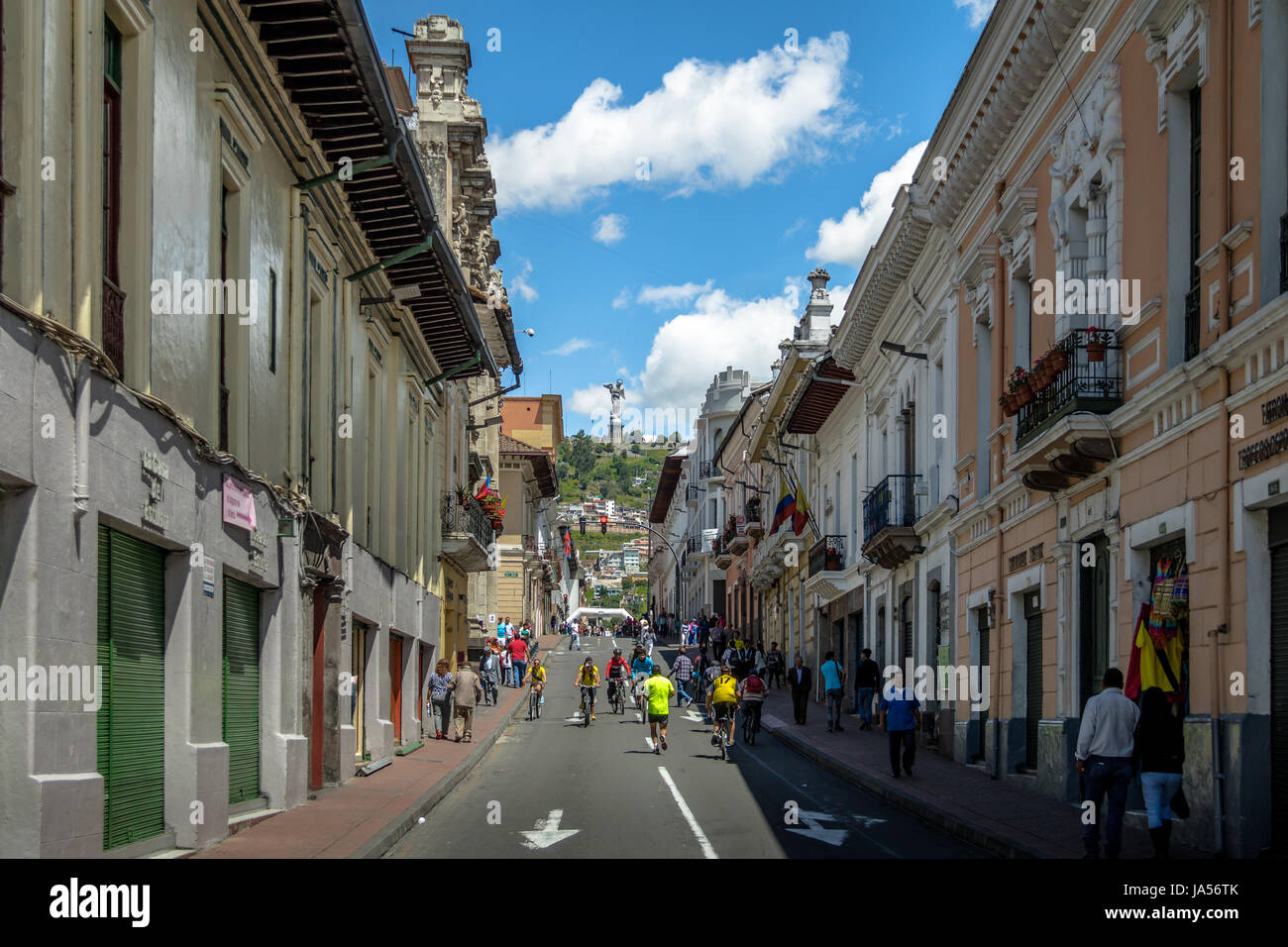 Radfahrer und Fußgänger an einem Sonntag geschlossen Straße von Quito und Denkmal an die Jungfrau Maria auf der Oberseite El Panecillo Hi Stockfoto