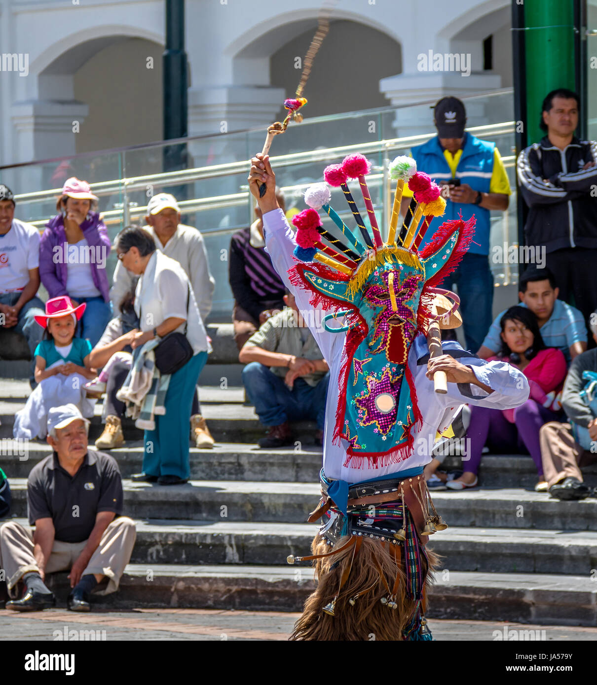 Gruppe in Tracht ecuadorianischen traditionellen Tanz - Quito, Ecuador Stockfoto