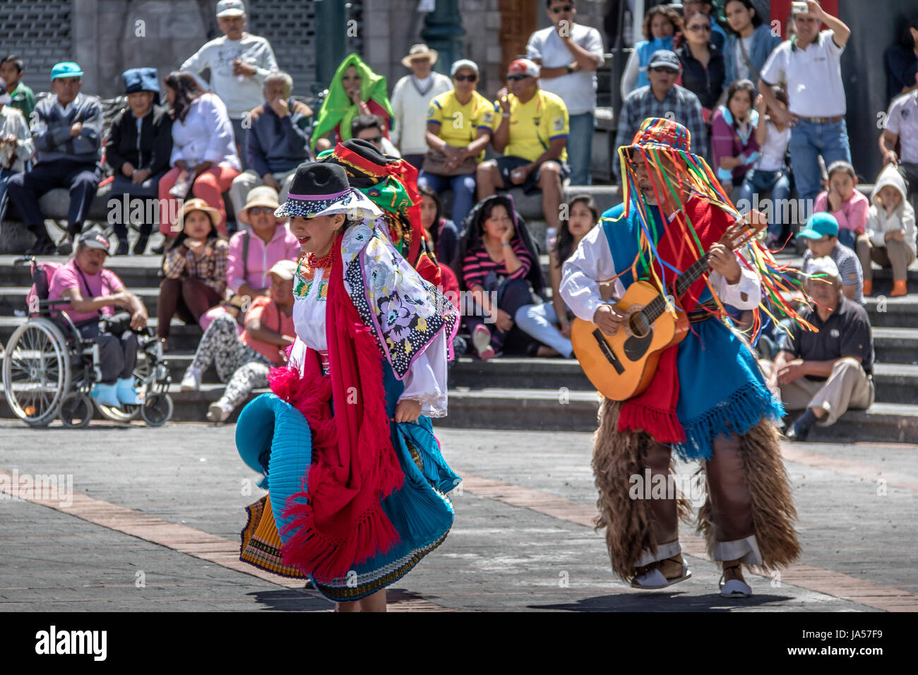 Gruppe in Tracht ecuadorianischen traditionellen Tanz - Quito, Ecuador Stockfoto