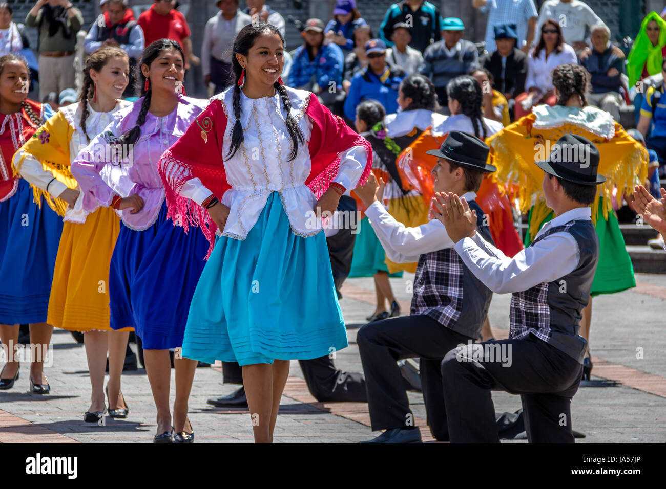 Gruppe in Tracht ecuadorianischen traditionellen Tanz - Quito, Ecuador Stockfoto