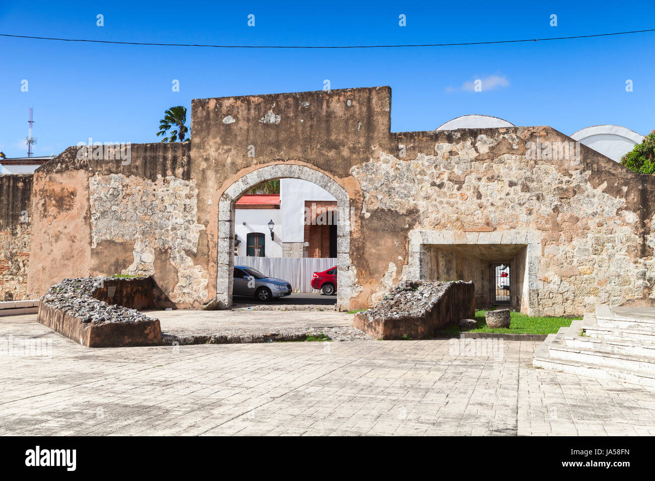 Ciudad Colonial, Santo Domingo, Dominikanische Republik, Straßenansicht Withold steinerne Tor Stockfoto