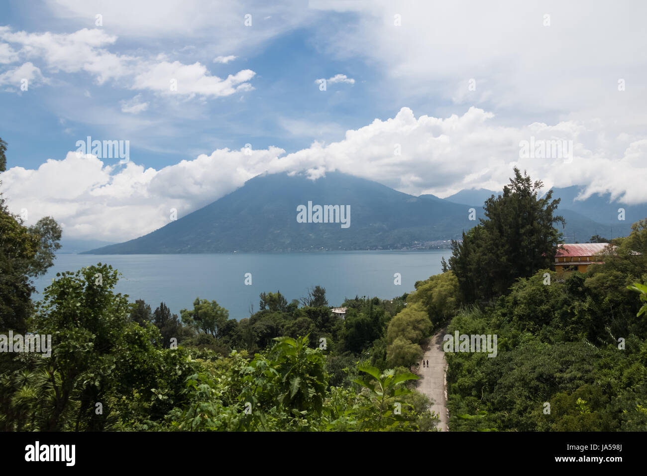 Hohen Blick auf Lake Atitlan und San Pedro Volcano - San Marcos La Laguna Lake Atitlan, Guatemala Stockfoto