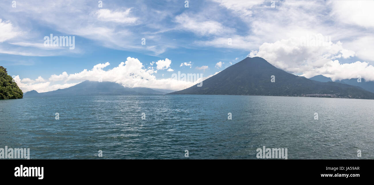 Panoramasicht auf See Atitlan und San Pedro Volcano - San Marcos La Laguna Lake Atitlan, Guatemala Stockfoto