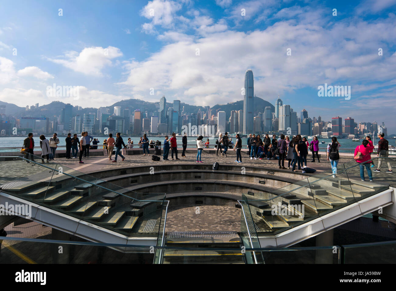 Horizontale Ansicht von Touristen fotografieren auf die dramatische Skyline von Hong Kong Island, China. Stockfoto