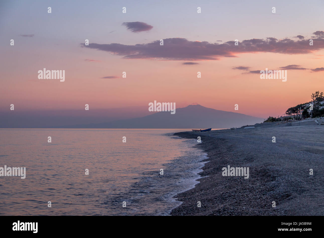 Sonnenuntergang auf einer mediterranen Strand am Ionischen Meer mit Mount Vulkan Ätna auf Hintergrund - Bova Marina, Kalabrien, Italien Stockfoto