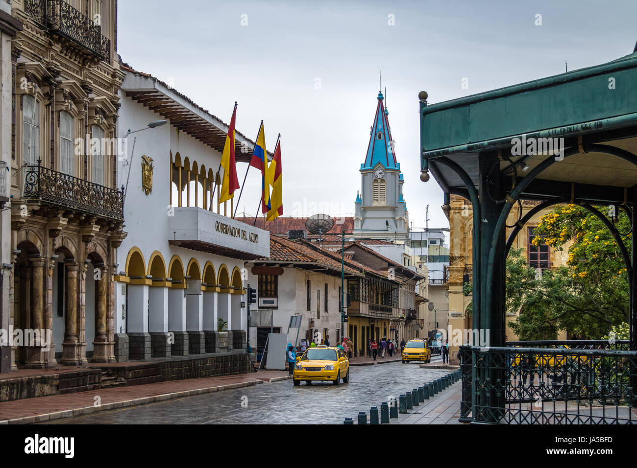 Straße in der Nähe von Park Calderon und San Alfonso Kirchturm - Cuenca, Ecuador Stockfoto