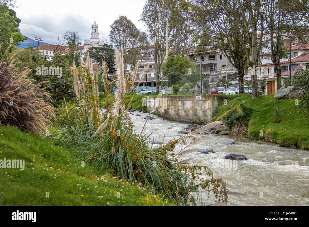 Fluss Tomebamba und Todos Los Santos Kirche Turm - Cuenca, Ecuador Stockfoto