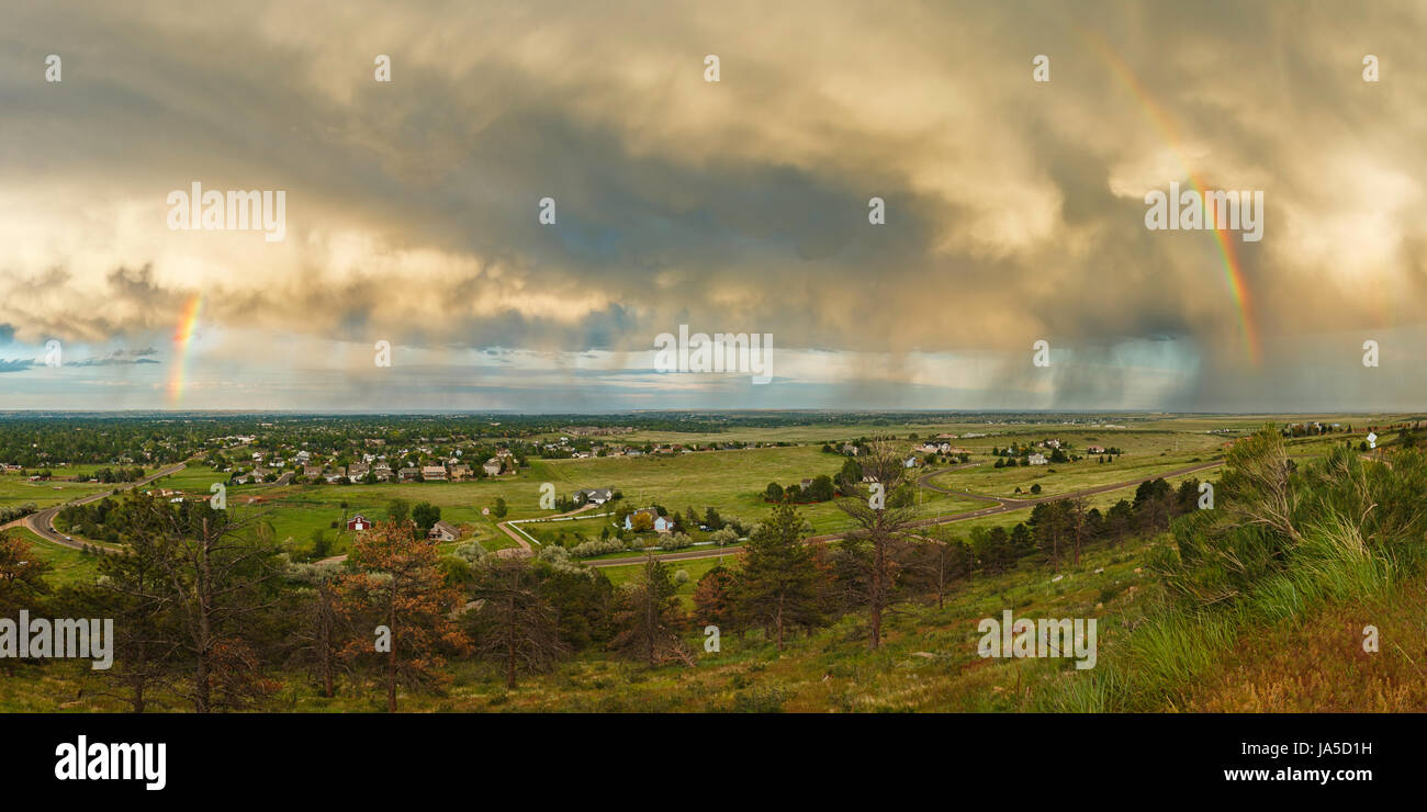 Ein Regenbogen erstreckt sich über den Himmel durch Regenwolken über Fort Collins, Colorado. Stockfoto