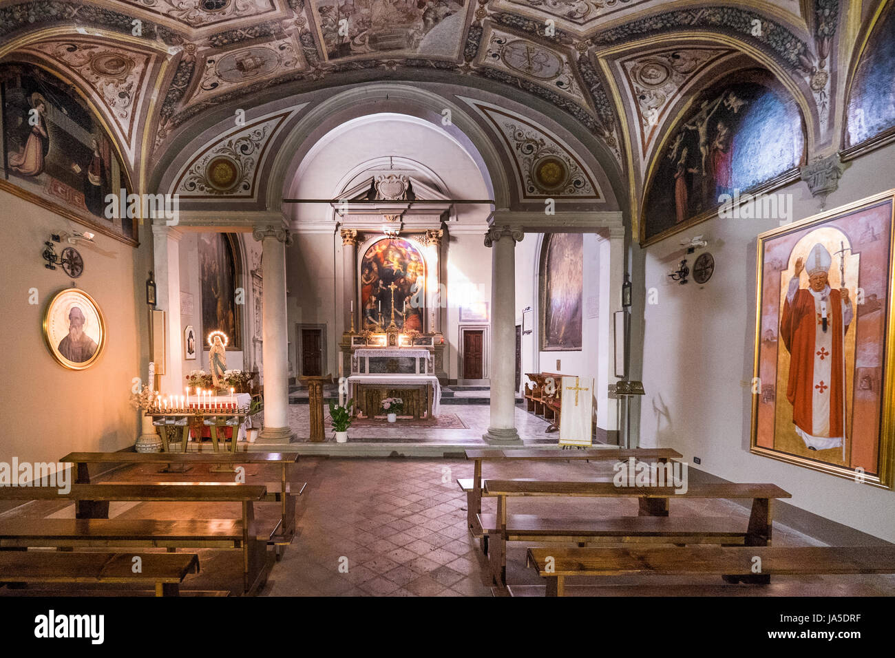 VOLTERRA, Toskana - 21. Mai 2017 - einzigartige Langhaus und Chor machte in den Zentraltresor bemerkenswertesten architektonischen Details im Inneren der Kirche San Lino Stockfoto