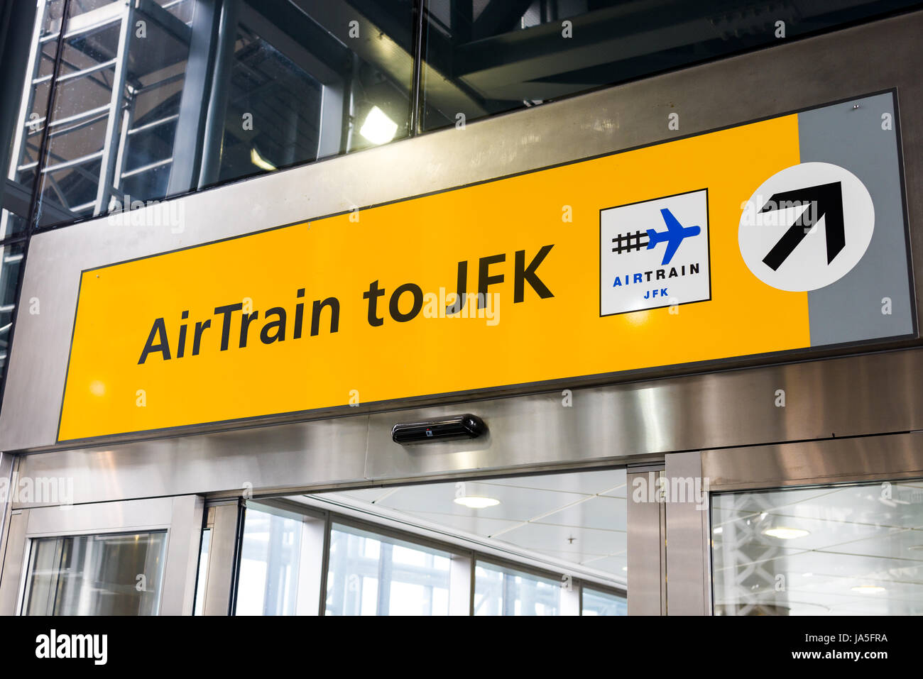 Wegbeschreibung zum AirTrain JFK Flughafen über Tür Zeichen Stockfoto