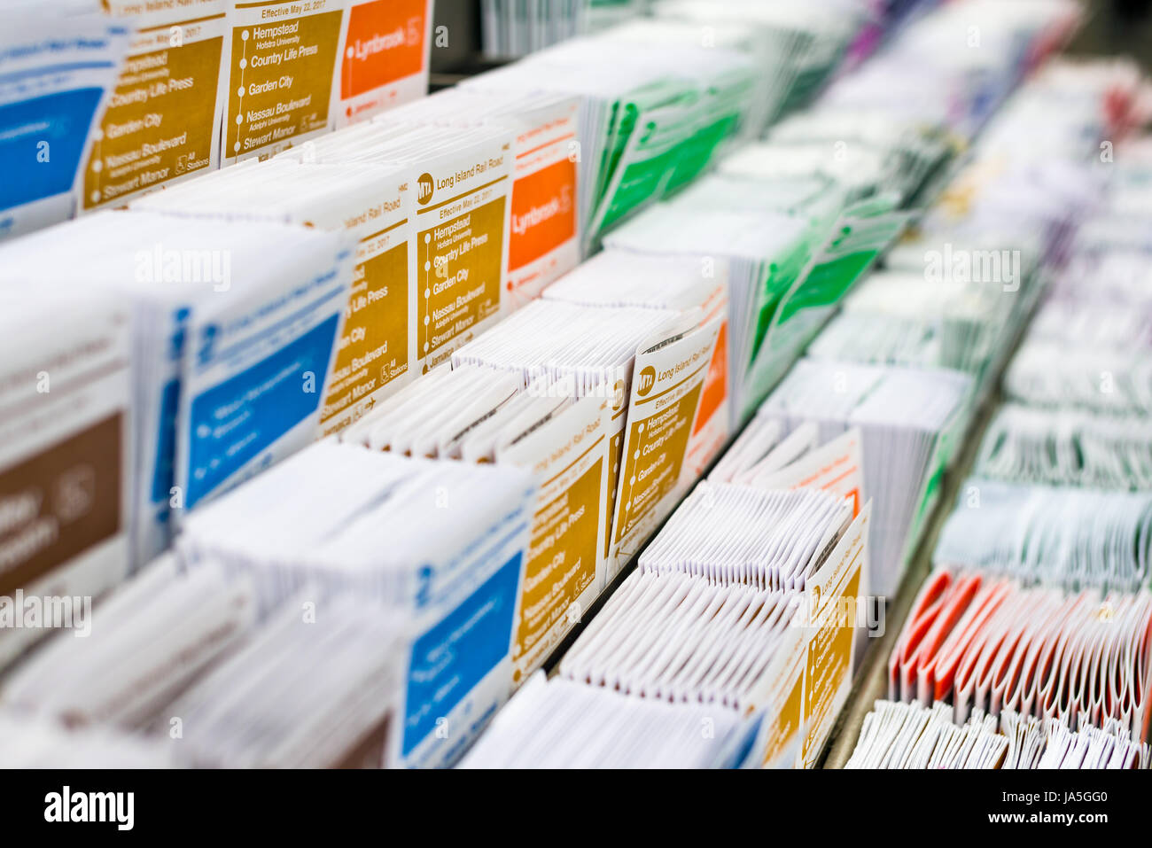 MTA Long Island Railway LIRR Service Broschüren auf dem Display Stockfoto