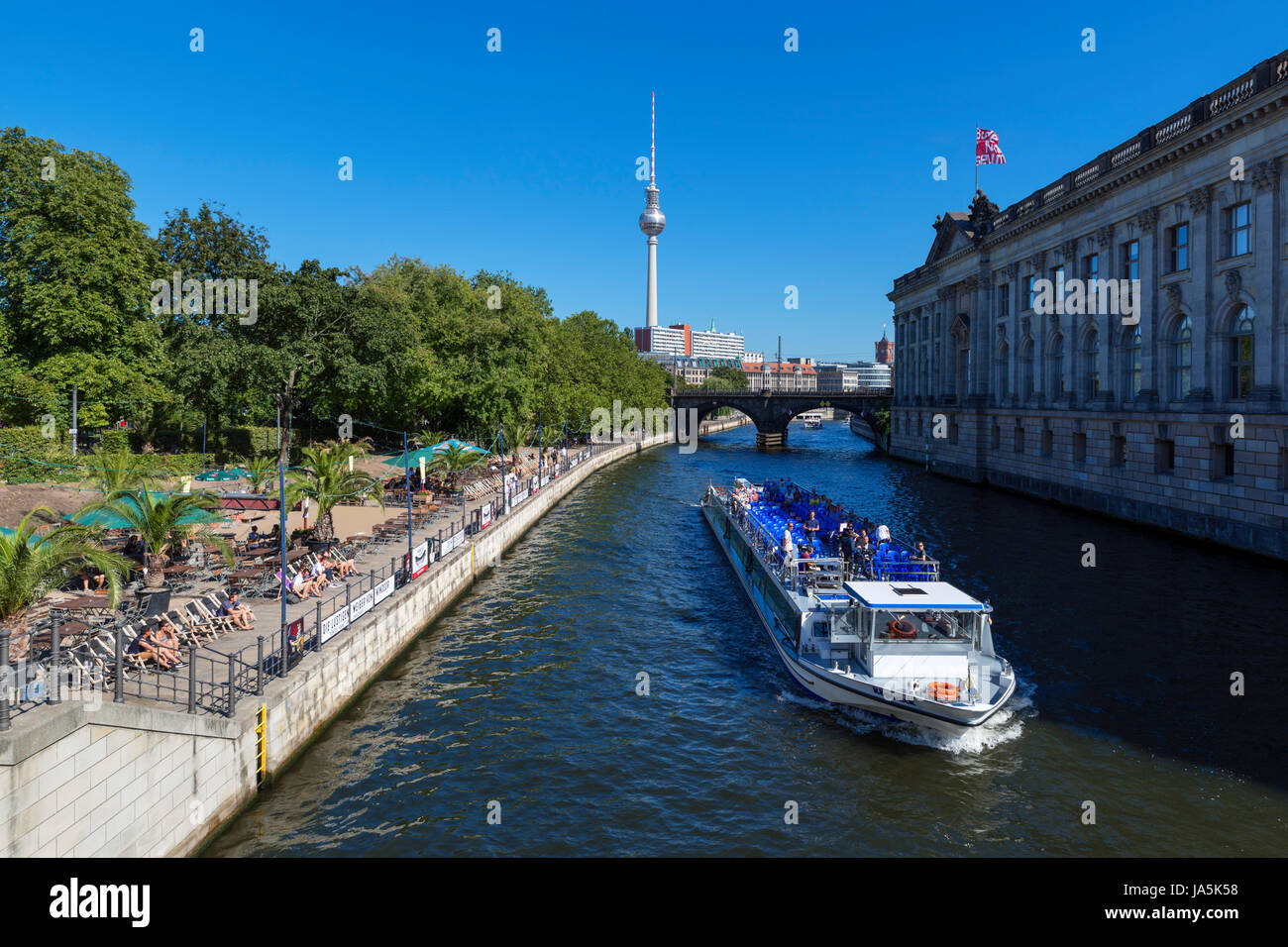 Flusskreuzfahrt Schiff auf der Spree im Museum Island (Museumsinsel) mit dem Fernsehturm in der Ferne und Bode-Museum auf der rechten Seite, Berlin, Deutschland Stockfoto
